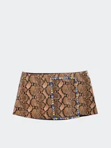 Minifalda con estampado de piel de serpiente y hebilla con pedrería.
