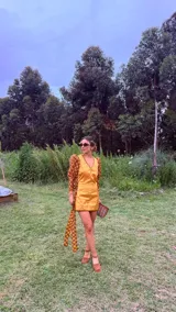 Cartera de mano tipo clutch, de cuero trenzado a mano en color negro y beige, con diseño de rayas verticales.