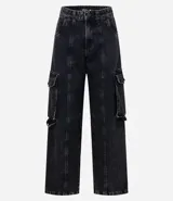 Pantalón recto de jeans negro con bolsillos cargo laterales y friso delantero.