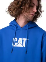 Hoodie canguro de fleece azul con logo Cat bordado en el pecho, capucha con cordones ajustables y bolsillo delantero tipo canguro.