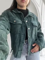 Camisa verde de pana con corte oversize, cuello clásico y cierre frontal con botones plateados.