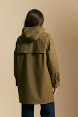 Pilot de largo medio color azul marino, con capucha integrada, cierre frontal oculto y bolsillos aplicados con tapa. Presenta una silueta recta y diseño funcional.