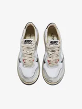 Zapatillas urbanas Autry Medalist Super Vintage, de caña baja, confeccionadas en cuero y tela de color blanco y plateado con efecto desgastado.