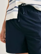 Short de baño color beige con cintura elástica y cordón interno, confeccionado en tejido con textura.