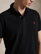Remera polo de algodón color rosado, corte Custom Slim Fit, manga corta y cuello con botones. Cuenta con el logo bordado en el pecho.