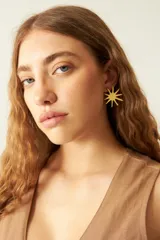 Aretes tipo stud de acero quirúrgico hipoalergénico, con forma de estrella irregular de múltiples puntas.