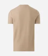 Camisa polo slim Marfinno de color beige, confeccionada en piquet de algodón texturizado. Presenta cuello mao con cierre frontal de dos botones y mangas cortas.