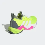 Championes de training Adidas Rapidmove ADV 2, color amarillo neón con detalles en gris oscuro y rosa fucsia. Presentan tres franjas blancas laterales, amortiguación Lightstrike Pro y sistema Torsion System.