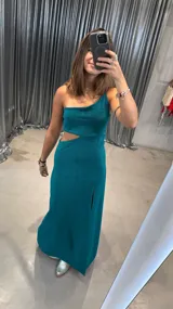 Vestido largo de fiesta color verde esmeralda brillante, de un solo hombro, con abertura en la pierna y corte en la cintura.