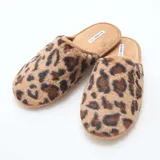 Pantuflas de casa estilo zueco con exterior de felpa suave con estampado animal print de leopardo y plantilla de color beige.