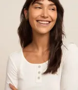 Blusa de pijama con mangas largas, confeccionada en Rib de poliéster con elastano. Prenda posee cuello redondo con botones abajo del cuello además de textura acanalada en todo el tejido.