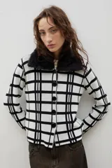 Saco de punto con diseño de cuadros, cierre frontal con botones y cuello de pelo sintético desmontable.