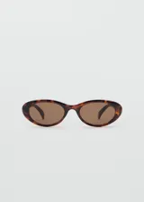 Lentes de sol con montura ovalada de pasta con estampado carey y cristales marrones.