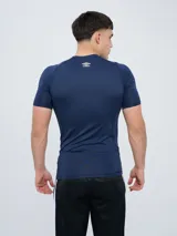 Remera térmica deportiva de manga corta de la marca Umbro, en color rojo, con cuello redondo y ajuste ceñido al cuerpo.