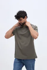 Chomba de piqué en color negro, de manga corta, con cuello y puños tejidos con líneas a contraste. Presenta cierre frontal parcial con botones y pequeño logo bordado en el pecho.