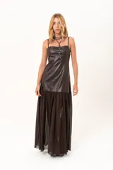 Vestido largo de escote cuadrado y tirantes finos. Presenta un diseño de dos texturas: cuerpo superior en tela engomada estructurada y falda inferior en gasa con sutil transparencia.