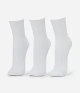 Kit de tres pares de medias deportivas blancas de caña media, con suela de toalla y tejido texturizado.