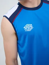 Musculosa deportiva Umbro del Club Nacional de Football, modelo Protraining, color azul marino con detalles en rojo y blanco en los hombros y el cuello. Incluye el escudo del club y el logo de Umbro.