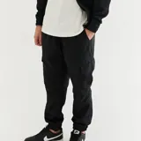 Pantalón cargo negro de nylon con puños elásticos.