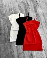 Minivestido de tirantes finos, corte ajustado y confeccionado en tejido de crepé.