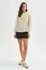 Short de viscosa de tiro alto y diseño holgado.