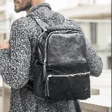 Mochila de cuero vacuno color negro, con bolsillo frontal y bolsillos laterales con cierre. Interior forrado con bolsillo con cierre y bolsillo para celular.