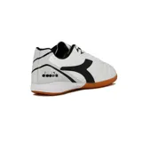 Championes de fútbol sala Diadora Tifosi ID, color blanco con detalles en negro y suela color caramelo.
