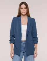 Blazer de crep color bordó de la marca BBJ, con cuello solapa, bolsillos delanteros y mangas tres cuartos con frunce.