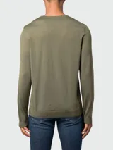 Suéter verde oliva de lana merino, corte ajustado y cuello redondo.