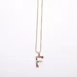 Collar dorado con dije de la letra F adornado con cristales de colores.