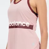 Musculosa deportiva New Balance color rosa con cuello y sisas en bordó. Logotipo de la marca estampado en el pecho.