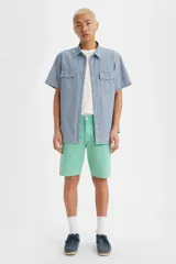 Bermuda de jean color verde agua, de corte recto y largo a la rodilla.