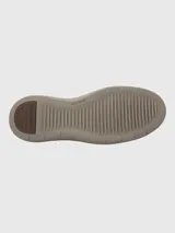 Sneaker de estilo oxford en tonos gris, confeccionada en gamuza con detalles perforados tipo brogue. Presenta cordones planos de cinta y una suela de plataforma en color gris claro.