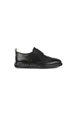 Zapato de vestir Ecco modelo St.1 Hybrid, color negro, con cordones, detalles de perforaciones y suela deportiva.