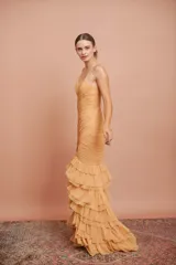Vestido largo de fiesta color tostado, con escote en V, tirantes finos, cuerpo drapeado y falda sirena con múltiples volados en cascada.