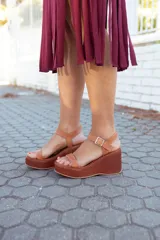 Sandalias de cuero color marrón con plataforma y taco de cuña.
