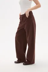 Pantalon jean de corte barrel y tiro medio, en color negro, con diseño de pierna ancha y estructura rígida.