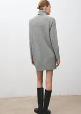 Vestido corto de punto color gris, de corte recto, con cuello vuelto y manga larga.