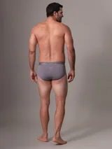 Pack de tres slips Calvin Klein de micro stretch, color gris con cintura elástica con logo de la marca. Corte hip rise y bolsa de apoyo contorneada.