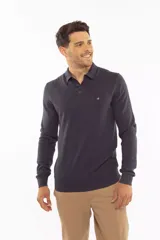 Sweater estilo polo de manga larga, confeccionado en una mezcla de algodón orgánico y cashmere. Presenta cuello polo con cierre de botones, puños y dobladillo acanalados, y logo bordado en el pecho.