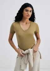 Camiseta de manga corta color verde oliva, con escote en V y calce ajustado al cuerpo.