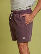 Short de baño azul con cintura elástica y cordón ajustable.