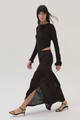 Falda larga marrón tejida en viscosa y lurex, con corte sirena y abertura lateral.