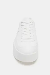 Zapatilla deportiva blanca, estilo sneaker, con capellada de cuero sintético y detalles de pespuntes en contraste de texturas. Presenta una suela plataforma gruesa con relieve dentado en la parte inferior.