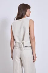 Pantalón de lino color beige, de corte palazzo y tiro alto.