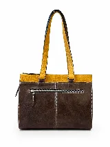 Cartera de cuero marrón de tamaño medio con diseño estructurado, que combina cuero liso y un panel frontal texturizado tipo cocodrilo con bolsillo exterior con cierre. Cuenta con doble asa de hombro y costuras visibles de contraste.
