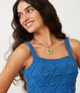 Blusa cropped de punto color azul con escote cuadrado y tirantes anchos.