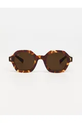 Lentes de sol Tiwi modelo Dalia con armazón de acetato en estampado carey (havana) y cristales oscuros. Presentan una forma geométrica hexagonal con detalles metálicos en las esquinas.