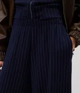 Pantalón de corte amplio y tiro alto con estampado de raya de tiza. Confeccionado en tejido de microfibra con caída fluida, cuenta con cintura elástica para mayor comodidad.