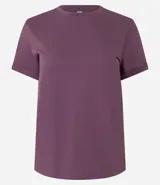 Remera de algodón celeste con cuello redondo y mangas cortas dobladas, de corte regular y diseño liso.